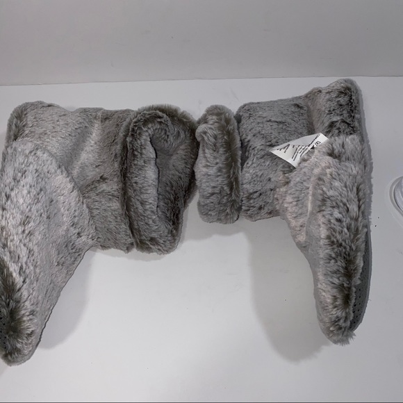 Aroma Home Microwable Gray Faux Fur Slippers - Picture 2 of 5